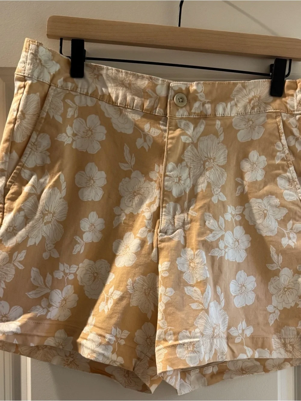 JACHS Girlfriend Women's Floral Flat-Front Shorts - Cream on Tan